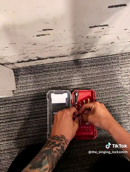 Инкассаторы поломали ключ в ATM комнате