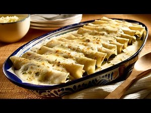 Enchiladas de pollo con chile poblano / comida mexicana