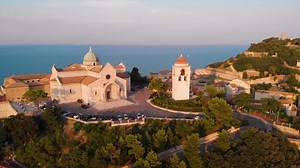 Ancona sorge sulla sommità del Colle Guasco, in una posizione scenografica da cui domina terra e mare. Suggestivi scorci cattureranno la vostra attenzione: dal fronte del Porto, all'Anfiteatro romano fino al promontorio su cui svetta il Duomo di San Ciriaco per arrivare al suo incantevole centro storico. Scopri Ancona in questo nuovo video! www.turismo.marche.it #destinazionemarche Ancona Tourism | Marche Tourism