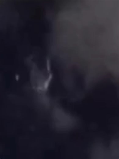 #ATENCION💥REVIEW DEL VIDEO GRABADO EN VERACRUZ 🥷Esta es una revisión con mas zooms al incidente que lograron grabarunos testigos en #Veracruz En el video que apareció en redes, se puede ver como descienden varias luces y luego una serie de esferas en formación Delta....alienación de #ovnis ? Para los testigos parece una nave y ciertamente hay aves migratorios que hacen este tipo de formación delta o triangular cuando vuelan, sin embargo todo indica es una nave difícil de identificar. Que opina