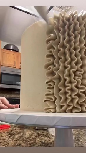 Wilton tip 104 #buttercreamruffles #rufflecakes #ruffles #cakes #cake #buttercreamcake #buttercream #buttercreamdecorating #homebaker #bakersofinstagram | The Sweet Hustle
