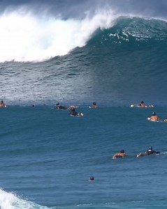 35K views · 958 reactions | A short excerpt from the latest drop in collaboration with Kevin Starr Films “Wild Offshore Session At Pipeline!” Featured below @jeffreydeanhubbard @tanek_iokepa, & hero lifeguard @casualluke.. Who is Red Helmet? | We Bodyboard | Facebook