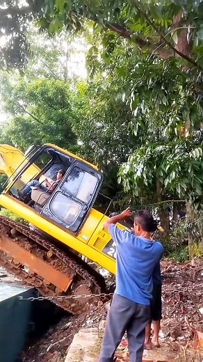 1.5M views · 7.4K reactions | Untuk bekerja di atas air, Anda membutuhkan excavator amfibi atau excavator rawa, yang dilengkapi dengan ponton untuk stabilitas dan daya apung di medan lunak dan berair seperti sungai, danau, rawa, dan lahan basah lainnya. Bagaimana Excavator Amfibi Bekerja di Air Ponton atau Roda Apung: Alat ini memiliki dasar yang dirancang khusus berupa ponton atau set-set ponton yang membuatnya bisa mengapung. #ponton #amfibiexcavator #komatsu | Excavator proyek | Facebook