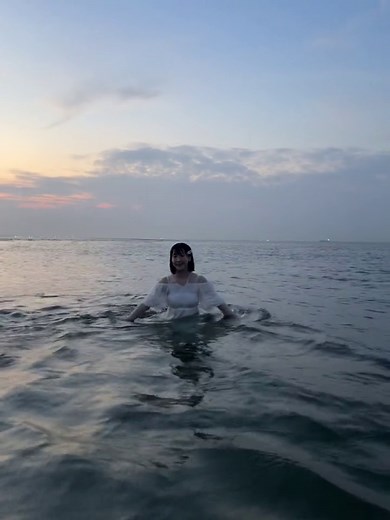 白いワンピースと海の素敵なコーディネート