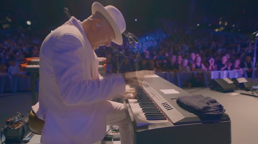 Happy Friday, everyone. It’s been a long week in the world of music, and the world at large. We wanted to leave you on a brighter note heading into the holiday weekend. ☀️ Returning to Los Angeles and performing this show was a highlight of our summer, and it’s a special treat to share this video with you today. 🎶 Live from the #EnEspañol World Tour, it’s ‘Loving Tonight’! ❤️ #TheMavericksLive All Mavericks Tour Dates Tickets ➡️ themavericksband.com/tour 🎥 Alejandro Menéndez Vega #LaborDayWeek