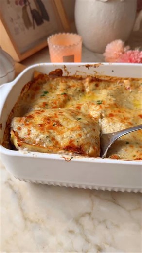 ✨ Des lasagnes fondantes à la viande, aux champignons et à la béchamel… un vrai plat doudou 🤍🧸 Recette de @leyam_home 🥰 🧾 Ingrédients (pour un plat de 2,6 L) • 2 carottes • 1 oignon • 1 petite branche de céleri • 600 g de viande hachée • 250 g de champignons • Feuilles de lasagne fraîches (environ 8–10 feuilles) • 50 g de beurre • 50 g de farine • 600 ml de lait • 200 ml de bouillon (légumes pour moi) • Comté fraîchement râpé • Huile d’olive • Sel, poivre, ail en poudre, persil Étapes : Fais