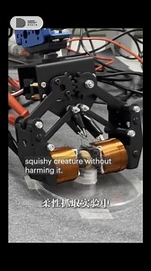 磁流變纖維紡織品。 在磁力控制下，軟的時候可當圍巾，硬的時候可以變成護具。以下為三大創新應用亮點： ✅ 高柔順靈巧抓取技術：具備如同人類手指般的細膩操控能力，可安全抓取易碎物件； ✅ 遠距觸覺回饋指套系統：可精準重現物體的表面紋理與觸感，適用於遠端手術訓練與復健操作； ✅ 主動式通風溫控織物：透過智慧化調節透氣程度，有效提升穿戴時的舒適體驗。 From: 香港理工大學/Fabric designer http://xhslink.com/o/J0igtBci1w | Smart Robots 智慧機器人