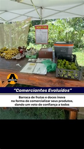 Angra TV | Portal de Notícias on Instagram: "“Comerciantes Evoluídos!” Uma barraca de frutas e doces está chamando a atenção ao inovar na forma de comercializar seus produtos, apostando na confiança e na honestidade das pessoas. O cliente chega, escolhe o que deseja, paga via Pix ou em dinheiro, pega o próprio troco, se necessário, e anota a compra apenas para controle interno da equipe. A iniciativa funciona como um verdadeiro experimento social, simples e ao mesmo tempo nobre, que valoriza a é