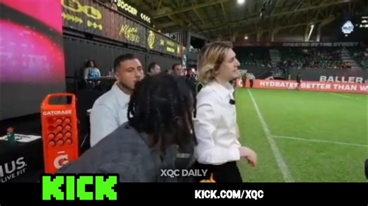 xQc was mad after his assistant paid a football stand $10,000 to chant for his team 😭😭