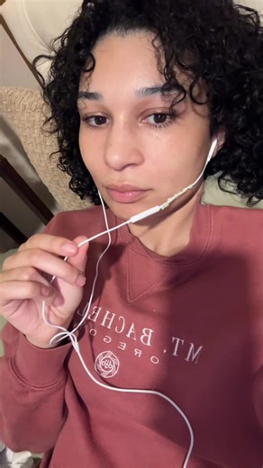 If you want the link to the playlist LMK it’s on Apple Music 🎵 Download Shredder and meet new people to ride with (you might just find your new favorite song too) #skitok #snowboard #snowboarding #skigirl #ski