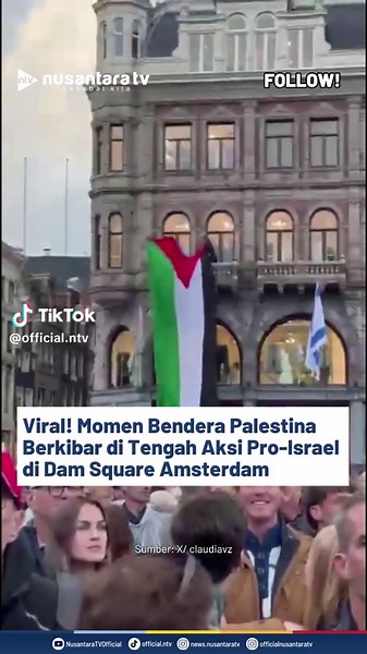 Sebuah bendera Palestina berukuran besar tiba-tiba berkibar dari gedung H&M di Dam Square, Amsterdam, Belanda, saat ribuan orang mengikuti demonstrasi pro-Israel, Kamis, (17/9/2026). Dalam video yang beredar, bendera tersebut terlihat diturunkan dari balkon gedung yang menghadap langsung ke lokasi aksi. Momen itu kemudian ramai diperbincangkan di media sosial. Di tengah aksi, massa pro-Palestina sebelumnya diminta menggelar demonstrasi tandingan di lokasi berbeda karena adanya pembatasan dari pe