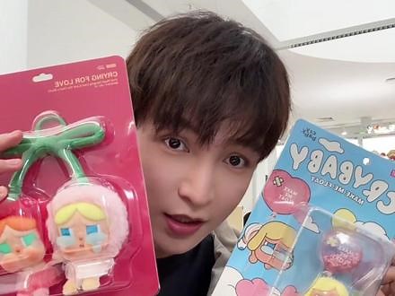 久违的工位拆盒！超可爱的CRYBABY吊卡我一次拆两个！！！#泡泡玛特 #潮玩手办 #CRYBABY #CRYBABY爱神的眼泪 #CRYBABY搪胶,crybaby玩偶配件- 抖音