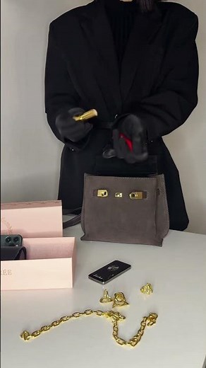 The click of that gold-tone lock? Turn volume UP for this one | What's in my Jade bag ASMR edition