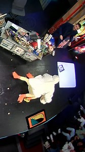 193K views · 1.2K reactions | 閭閭No todos los días se puede ver en televisión algo tan bello como dar de comer a los patos :) #LaResistencia — Entrevista a Asia Ortega y Alana La Hija del Jeque | La Resistencia por Movistar Plus+ | Facebook