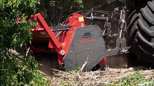 The 𝗠𝟳𝟬𝟬 mulcher with a working width of 2500 mm (98.4 inch) is a professional solution for gentle clearing and conditioning of large land areas consisting of mixed vegetation 🌲 The powerful rotor is equipped with UPT09 teeth and works efficient on a CLAAS XERION 5000 tractor in the power range 390-550 HP ⚙️ We thank our Russian dealer Мульчеры Prinoth / AHWI Russia who made the video and support the transformation of shrublands into useable agricultural areas in Russia 🇷🇺 | Prinoth Veget