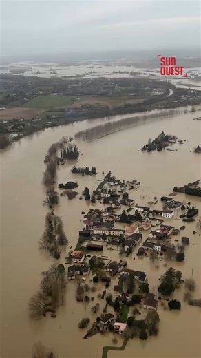 💦📐Depuis plusieurs jours, les fortes précipitations tombées sur le territoire ont provoqué des crues importantes en Sud-Gironde. De Langoiran jusqu’à La Réole, les cours d’eau sont sortis de leur lit, submergeant routes, quais et zones basses. Les images filmées par drone ce lundi 16 février permettent de mesurer l’ampleur des inondations, avec des paysages transformés par la montée des eaux. 🔗https://l.sudouest.fr/C3YE | SudOuest.fr