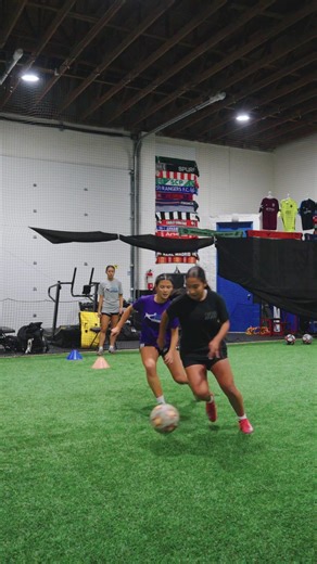 Perfect scenarios don't always occur in games. In this sequence, our girls group learn to adapt when the defender isn't right behind them. Instead of forcing the turn immediately, they receive the ball, gain possession and then break away from the defender. Great work by this group to utilize different approaches in this sequence! #soccer #soccergirl #soccergirls #soccerskills #soccerdrills @sg_creative_mrktg