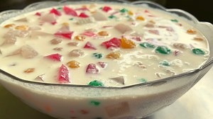 Murang Dessert Para sa Pasko Ingredients: 1/2 liter water 1/2 cup sugar 25 grams red Mr. hat Gulaman Kalahati naman po ng recipe na ito ang ginawa ko sa clear 1/2 cup green sago 1/2 cup yellow sago 1/2 cup clear sago Pwede po kayong bumili ng luto na, kung hilaw naman po ay sundin lamang ang instruction na nasa label. 470 ml whipping cream 1/2 cup condensed milk Paghaku-haluin lamang po ang lahat ng ingredients | Yudelmo's Kitchen