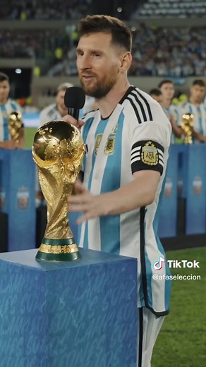 Festejos de CAMPEÓN 🏆⭐⭐⭐ ¡¡¡GRACIAS A TODOS POR COMPARTIR ESTA NOCHE INOLVIDABLE!!! GRACIAS POR TANTO CARIÑO 💙💙💙 🇦🇷 #argentina #seleccionargentina #futbol #campeonesdelmundo