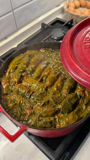 ‎شيف منال العراق‎ on Instagram‎: "دولمة عراقية على اصولها : نص كيلو لحم عجل ثرم باليد 100غم لية خروف ثرم باليد كيلو ضلوع لچعبية الجدر 3 بصلات متوسطة 3 طماطة وباقة كرفس ومعدنوس كوبين تمن ( رز) 3 ملاعق معجون طماطة عصير ليمون ملح فلفل دبس الرمان سلك بصل شجر باذنجان فلفل نخليها على النار إلى أن تنشفوبعدها نخلي الصوص كوبين ماء وخاشوكة معجون وملح ودبس رمان وزيت الوصفة بالتعاون مع رز ابو كاس @caffeineiq #اعلانات #طبخ #اكلات #شيف_منال_العراق"‎