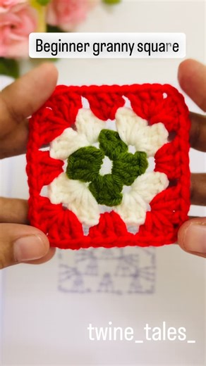 Jasna muhsin on Instagram: "The very basic granny square for absolute beginners Do you want a slow video tutorial ? #crochet #crochetgrannysquare #grannysquares #crochettutorial #crochetclasses #crochetbeginner #basicgrannysquare #christmasdecor #christmasornaments"