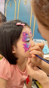 Butterfly face painting is absolutely stunning! Soft gradients, delicate wing lines, and sparkly highlights— as soon as kids see it, they say: “I want the butterfly! It’s so pretty!” 🦋✨ It’s super customizable— pink and dreamy, fresh and colorful, or mysterious purples. Always photogenic and perfect for events or painting booths. With just a few strokes, you can create wings that look alive! Want to learn this butterfly face painting? Comment “Want to learn,” and I’ll teach you step by step! 👇