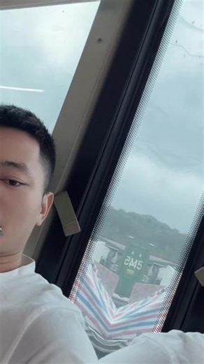 你一定要相信，一定会有一个人带着真诚来靠近 你，他会因为是你而爱你，而且他能够读懂你的 破碎，拥抱你的不堪，心疼你逞强背后的委屈，而且你一定要相信，喜欢微笑的人不一定快乐。但喜欢看你笑的人，他一辈子都希望你快乐