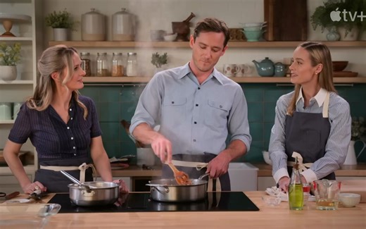 【Brie Larson/Lewis Pullman】《化学课》主演布丽·拉尔森与刘易斯·普尔曼大战烹饪烤千层面🍝🥪🥘｜Apple TV+