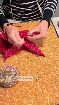 Un petit panier tout simple à coudre, parfait pour Noël. Clique sur le lien 🖕 pour le tuto complet