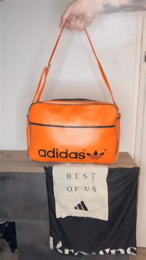 Retro*Classic*Bags on Instagram: "🧡🧡 adidas bag of the day 🧡🧡 This is the second bag from my buy last week. It‘s an outstanding adidas messenger bag made in Jugoslavia in very great condition. Almost no marks on the outside, zip works and the belt is fine. Almost perfect. 10/10 considering it‘s age. 🧡🧡 🧡🧡 adidas Tasche des Tages 🧡🧡 Dies ist die zweite Tasche aus meinem vierer Paket letzte Woche. Eine Adidas Messenger Tasche in unglaublich gutem Zustand. Hergestellt in Jugoslawien. So g