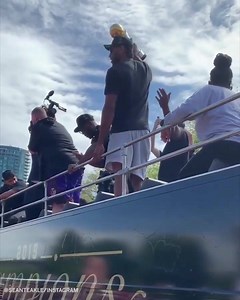 Drake is a BIG MOOD at the Toronto Raptors parade 🍺 | ESPN Australia / NZ