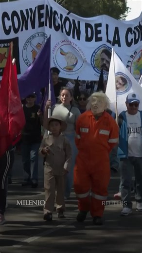 🇲🇽 Cientos de personas marcharon en el centro de la Ciudad de México para exigir la liberación del presidente venezolano derrocado, Nicolás Maduro, y denunciar lo que consideran injerencia de Estados Unidos en América Latina. La movilización incluyó consignas, música de banda, pancartas y banderas venezolanas y mexicanas, en una protesta que avanzó hasta el Zócalo capitalino. Durante la manifestación, participantes señalaron que la protesta busca defender la soberanía de los países latinoameri