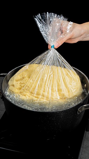 27K views · 182 reactions | Ingredientes oeufs: 2 pc sucre: 20 g levure sèche: 6 g essence de vanille: 2 ml farine: 300 g beurre: 100 g lait: 150 ml eau: 2 l beurre doux: 20 g chocolat au lait: 8 pc sucre: 10 g eau: 300 ml En outre lait: 200 ml chocolat au lait: 30 g cacao: 10 g miel: 5 g | Cookrate - France | Facebook