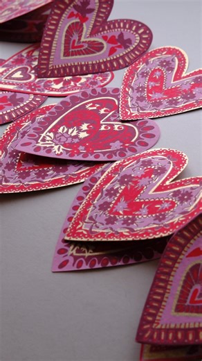 Julie Flamingo on Instagram: "Ma chère communauté, l’heure est à la joie de vous annoncer la première vente de 2026 : “My Funny Valentine” mercredi 20h00. Je suis heureuse et excitée à l’idée de vous présenter les trésors que je vous ai déniché pour faire rayonner l’amour PARTOUT. Parce qu’on n’a jamais eu autant besoin de semer l’amour, la tolérance, le respect, l’attention à l’autre en ces temps profondément troublés. Et pour rappel, votre funny Valentine ce n’est pas juste votre amoureux.se, 