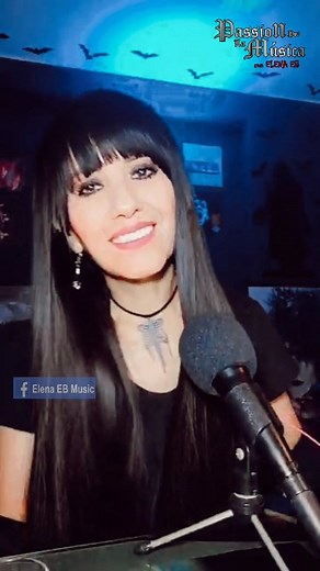 Una canción que te envuelve en una manta fría de melancolía e introspección. ◾️ Archivo #PASSIONPORLAMUSICA: Live 4.ABRIL.24 "𝐃𝐫𝐢𝐯𝐞𝐧 𝐋𝐢𝐤𝐞 𝐭𝐡𝐞 𝐒𝐧𝐨𝐰" es de las joyas más sutiles y atmosféricas de 𝐓𝐡𝐞 𝐒𝐢𝐬𝐭𝐞𝐫𝐬 𝐨𝐟 𝐌𝐞𝐫𝐜𝐲. Pertenece al álbum Floodland, lanzado en el año 1987. La canción es notable dentro de la discografía de la banda por su atmósfera más suave y etérea en comparación con los temas más bombásticos del álbum Floodland (como "This Corrosion" o "Dominion/M