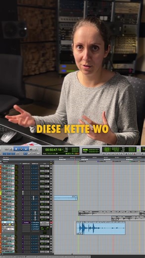 🔪 Sounddesign für HOLY MEAT – Folge 2 In unserer neuen Serie zeigt Bettina, wie sie dem Film HOLY MEAT klanglich Leben einhaucht. Diesmal geht’s um eine Szene, die stark an einen Horrorfilm erinnert: Bettina erklärt, wie Messerstiche in Fleisch durch verschiedene Layer, Texturen und Detailgeräusche gestaltet werden – und warum genau diese Kombination den Moment so intensiv wirken lässt. 🎥 Kinostart: 01.01.2026 #bauerstudios #sounddesign #holymeat #filmmaking #foleyart #postproduction #audiopos