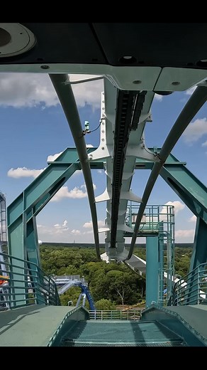 140K views · 2K reactions | Alpengeist  ⛷ #alpengeist #ski #rollercoaster #bolligerandmabillard #suspended #buschgardens #Williamsburg #Virginia #themepark #extremethrills #facebookreels #travel #enthusiast #pov #povs #gopro | Daishawn Reid | Facebook