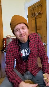 Pourquoi j’aime autant la musique trad québécoise ❤️ J’ai fait des études en classique, je joue blues/rock/pop… mais le trad, c’est spécial pour une raison : c’est inclusif. Peu importe ton niveau, ton instrument, ton âge : t’es le bienvenu. Tu connais 2 notes? Joue-les. Les autres continuent. Tu connais rien? Essaie à l’oreille. Reste à l’écoute. Ça va marcher. Salons, cuisines, bars, festivals, campings… on se rassemble pour jouer ensemble. Cuillères, harmonica, accordéon, violon, guitare… tou