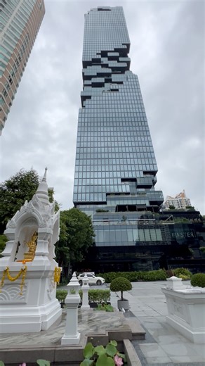 Mahanakhon tower Skywalk in Bangkok 🇹🇭 Thailand’s highest observation deck at 314 meters offers 360 degree panoramic views from an indoor and outdoor viewing area, and is a must-see attraction to add to your Bangkok bucket list. Experience our glass trays at the height of 310 meters from the 78th floor. Perfect for adventure seekers, take a photo standing on Bangkok’s glass tray with a bird eye’s view of the beautiful skyline below. Visitors will be required to cover their shoes with a disposa