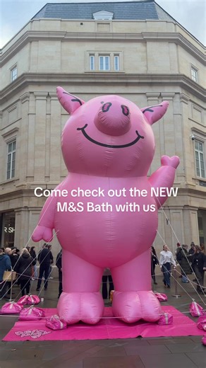 New @marksandspencer Bath store is OPEN… and honestly? It’s next level 🙌 This is one of those places you pop into for “one thing” and somehow lose a whole afternoon (in the best way). A café for refuelling ☕️, a food hall you’ll want to wander twice 🍓, plus fashion, beauty and home all under one seriously stylish roof. You could literally make a day of it, browsing, grazing, trying, treating yourself… and we’re not mad about it one bit. If you haven’t been yet, consider this your sign 👀 Go ch