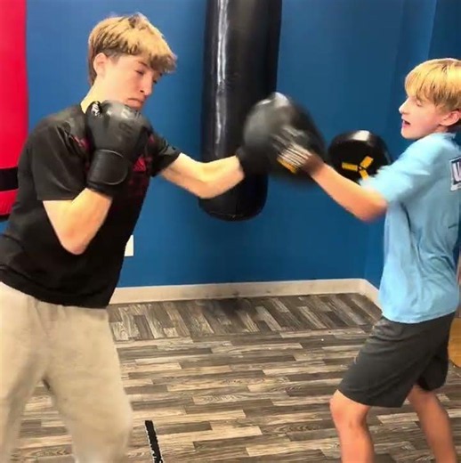 Teenager boxing classes: mitt work