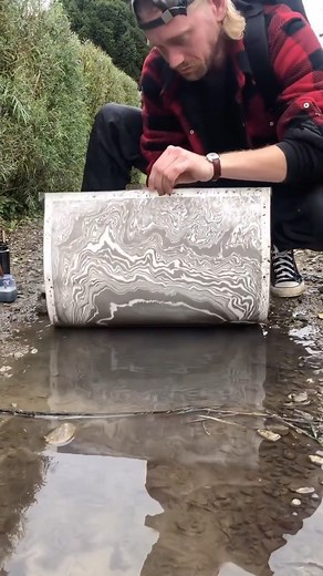 Domestika on Instagram: "¿Qué te parece el arte de Jeppe K. Ringsted? El artista e ilustrador danés @jepperingsted convierte charcos de agua en obras de arte, creando serigrafías a partir del agua de lluvia acumulada y tinta no tóxica. Además, vende su obra con las coordenadas de la ubicación de cada charco. ¿Te gustaría tener uno de sus pósters? . . For english content, follow @domestika_en #Arte #domestika #inspiración"