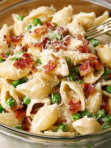 9.3K views · 120 reactions | Creamy Shell Pasta with Bacon & Peas Tender pasta shells tossed in a rich parmesan cream sauce with smoky bacon and sweet peas. Yield: 4 servings Temp: Stovetop medium heat Time: 30 minutes Key Ingredients First: Pasta shells Bacon (crispy, chopped) Peas (fresh or frozen) ................................. Full Recipe in First Cօʍʍеոτ  | Healthycutmeals by Claire | Facebook