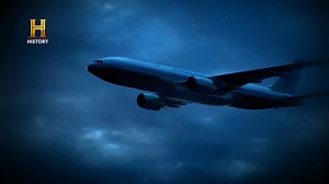 297K views · 6.7K reactions | El vuelo MH370 de Malaysian Airlines desapareció el 8 de marzo de 2014 con 239 personas a bordo, rumbo de Kuala Lumpur a Pekín. Perdió contacto poco después del despegue. Se cree que cambió de rumbo y cayó en el océano Índico. A pesar de búsquedas extensas, su paradero exacto sigue siendo un misterio.  Todo esto y más en tu pantalla de History #Inexplicable | HISTORY | Facebook
