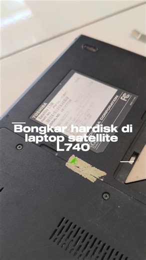 How to remove the hard disk on a Satellite L740 laptop #service #tutorial