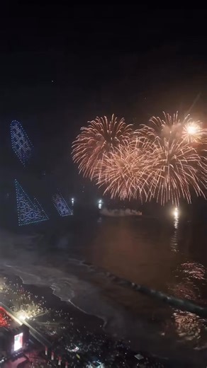 𝗗𝗿𝗼𝗻𝗲 𝘀𝗵𝗼𝘄 𝗼𝘃𝗲𝗿 𝗖𝗼𝗽𝗮𝗰𝗮𝗯𝗮𝗻𝗮’𝘀 𝗡𝗲𝘄 𝗬𝗲𝗮𝗿’𝘀 𝗘𝘃𝗲 Copacabana already has one of the world’s most iconic New Year’s parties, with millions dressed in white on the sand and a huge fireworks display over the bay. This year, the drone show above the beach took the celebration to another level, painting the Rio sky with lights right before 2026 arrived. | The Rio Times