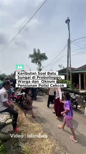 oknum pensiunan Polisi dan Warga Terlibat Keributan di Sepuh Gembol Gara-gara Ambil Batu Sungai Buat Proyek Gotong-Royong Pembuatan Jembatan. PROBOLINGGO- Keributan antara seorang mantan anggota polisi berinisial SDK dengan sejumlah warga terjadi di Desa Sepuh Gembol pada Jumat (6/3/2026) sekitar pukul 14.00 WIB, sesaat setelah salat Jumat. Insiden ini dipicu persoalan pengambilan batu di sungai dekat jembatan setempat. Menurut keterangan warga yang dihimpun di lokasi, saat itu masyarakat sedang