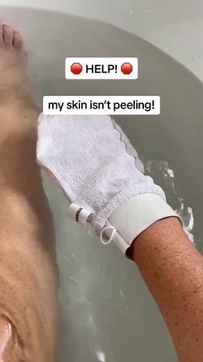 👋how to use your Wildpier exfoliating glove: don’t use any soap, shampoo, shaving cream, or body wash before you start to scrub. The glove needs direct friction with the skin to work properly soak your body for at least 5 minutes in a warm bath or shower to soften the skin experiment with pressure. try using the glove in circular motions, or up and down. start with the driest areas of your body first (thighs, knees, back of arms) - just remember not to scrub too hard as this should never hurt! 