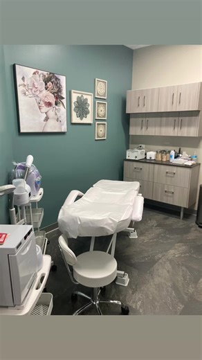 Brazilian Waxing, Facials, acne scars treatment, anti-aging facials, booty facials, back facial, vagacial, intimate bleaching #brazilianwaxing #esthetician #theavenueviera @solabrevard @theavenueviera