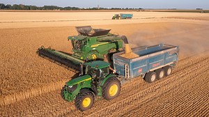 61K views · 841 reactions | Top départ des moissons dans le bassin parisien. Pour se mettre en jambe, une mise en route toute fraîche d’une John Deere S7.800 avec sa coupe à tablier avancé de 10,7 mètres. | FARM Connexion | Facebook